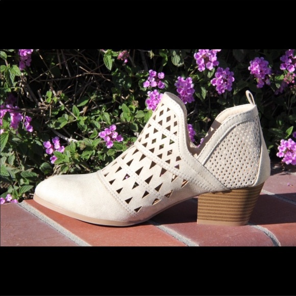 ❤HP❤️️Ladies pointed toe low chunky heels booties. - Picture 2 of 7